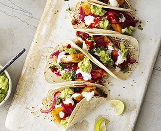 Fish tacos med fiskpinnar och picklad rödlök