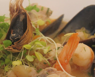 Fisksoppa med marulk, tigerräkor och musslor.