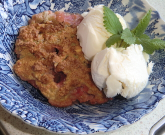 Rabarber- och jordgubbsefterrätt med sommarsmak - med mandelmaräng och vit choklad