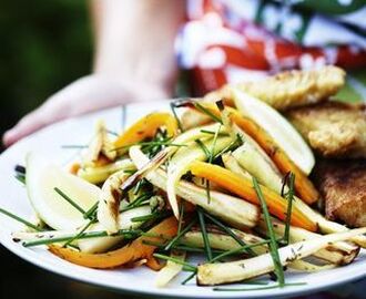 Varm sallad med sommarrötter och panerad fisk