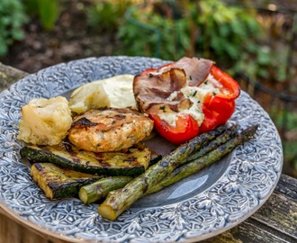 Fiskfärsbiffar med grillade grönsaker och limeaioli