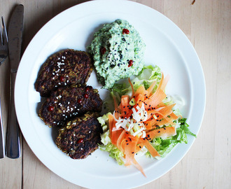 vegetariska currybiffar på majs och bönor samt ärt-tsatziki med dill.