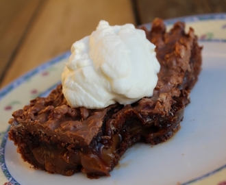 Kolakladdkaka med krispigt chokladtäcke