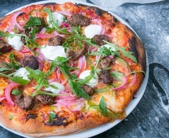 Pizza med lammkebab, syrad rödlök och gräddfil