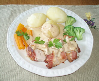 Baconlindad, fylld kycklingfilé med kantarellsås