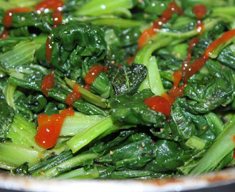 Wokad pak choi med vitlök, sesam och sriracha