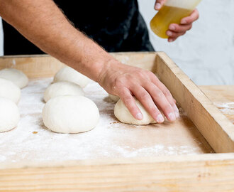 How to make Neapolitan pizza dough