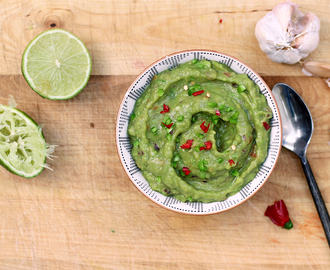 Guacamole recept på 5 min, Avokado, Rödlök, lime, vitlök & tomat