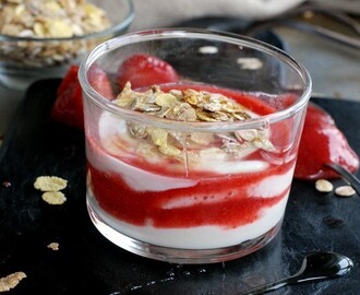 Yoghurtdessert med jordgubbsrippel
