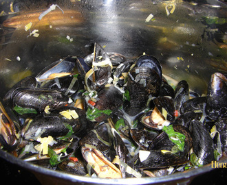 Ångkokta musslor med citrongräs, basilika och vin