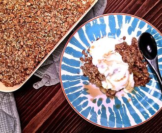 Ugnsbakad havregrynsgröt med äpple, turkisk yoghurt och honung