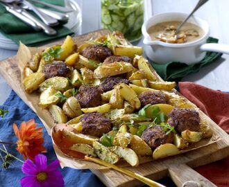 Recept: Ostfyllda biffar med svampsås och potatisklyftor