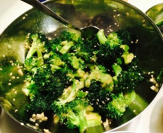 Vitlöksbroccoli med risvinäger och sesam