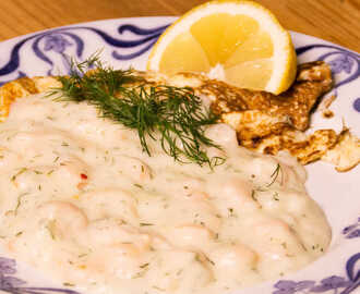 Fransk omelett med lättstuvade räkor, toppad med dill och citron