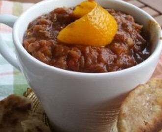 Vegetarisk linsgryta från Ghana med friterat stekpannebröd.