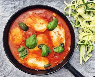 Bakad halloumi i tomatsås med zucchininudlar