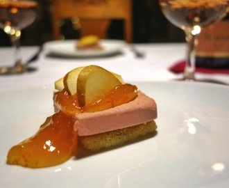 Anklevermousse på toast med fikonmarmelad och päron
