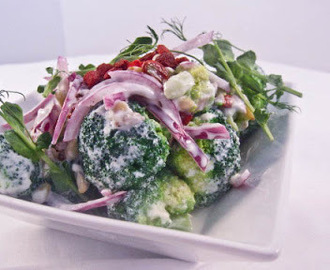 Broccoli sallad med solrosfrön, gojibär och keselladressing.