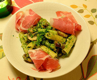 Pasta med broccoli, svamp och ruccolapesto