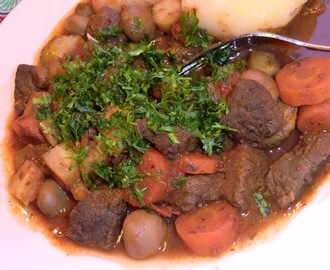 Mustig gryta med nötkött och grönsaker - långbakad i ugn på låg värme