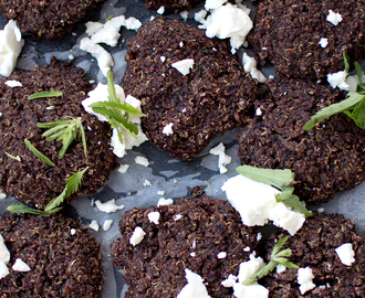 Vegetariska quinoabiffar och sötpotatis i ugn