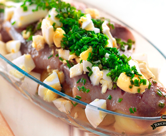 Matjessill med mandelpotatis, ägg och brynt skaldjurssmör – en ny klassiker!