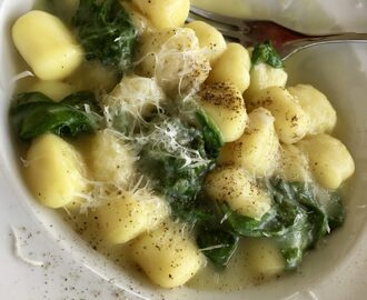 Gnocchi med spenat och parmesan