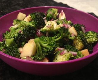 Sallad på broccoli, rödlök och äpple