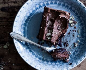 KLADDIG BROWNIE MED CHOCOLATECHIPS, SILKESLEN MJÖLKCHOKLADFROSTING & CHOKLADKRISP