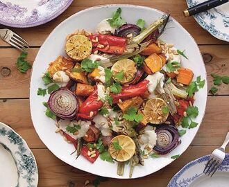 Pepprig ugnsrostad potatis- och grönsakskavalkad med ceasardressing och pinjenötter