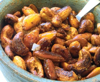 Världens godaste partysnacks - honungsrostade mandlar och cashewnötter med smak av ingefära, apelsin och rosmarin