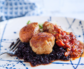 Fredriks kycklingfärsbollar med svart ris och het tomatsås