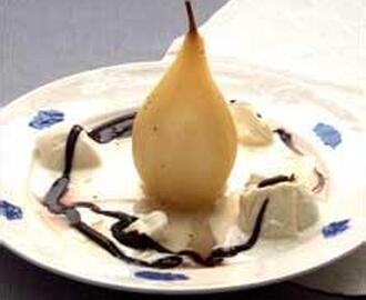 Inkokta päron i vanilj- och kaneldoftande lag