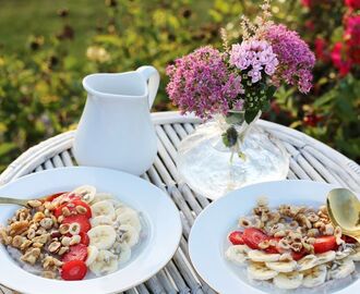 Nyttig och krämig kokosgröt med rostade nötter, skivad banan och färska bär