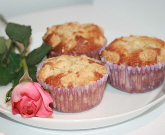 Smaskiga muffins med hallon och vit choklad, toppade med crumble