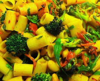 Pasta med grönsaker i tomatsås