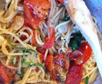 Dagen efter-pasta med rostade tomater, rökt ost och bladgrönt
