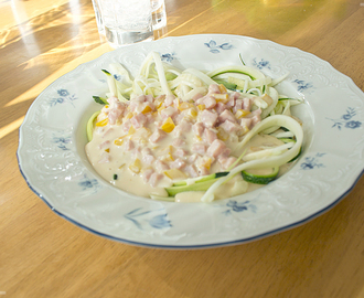 Kassler- och vitlökssås med zucchinipasta