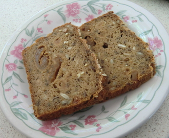 Gluten- och mjölkfritt surdegsformbröd med kokosmjöl, hampafrön och torkade päron