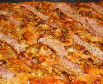 Kantarellpizza med västerbottenost och bacon