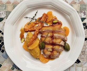 Spicy duck med quinoakräm, ugnsbakade morötter och clementinsås