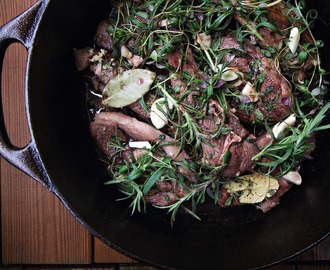 Mör och smakrik lammbog med färska kryddor,vitlök och rött vin