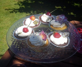 Lavendelcupcakes med fläderblomsfrosting och kanderade rosor