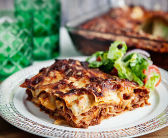 Klassisk lasagne med grönsallad
