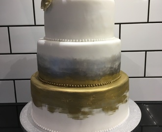 Bröllopstårta med silver och guld