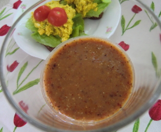 Frukost för ledbrutna och höstdeppiga - dadel- och nyponsmoothie och äggröra på grovt, glutenfritt bröd