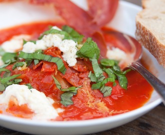 Tomat- och paprikasoppa med mozzarella och basilika