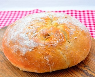 Fyllt bröd med mozzarella och lufttorkad skinka