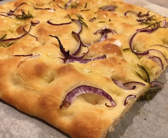 Focaccia med rosmarinolja och rödlök