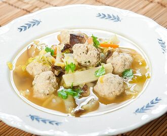 Asiatisk soppa med kycklingfrikadeller